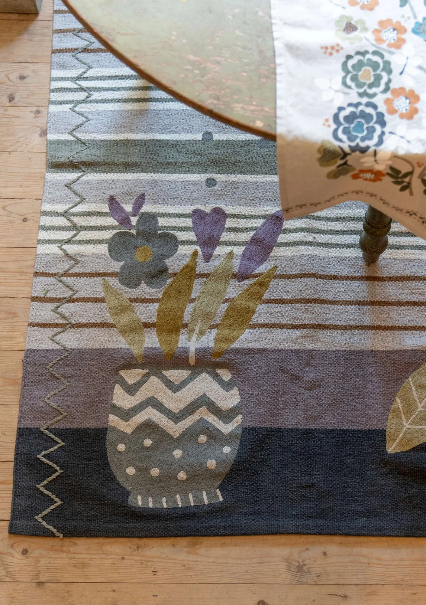 Gudrun Sjödén Teppiche|Heimtextilien>Bestickter Teppich „Flower bed“ aus Bio-Baumwolle Aschgrau